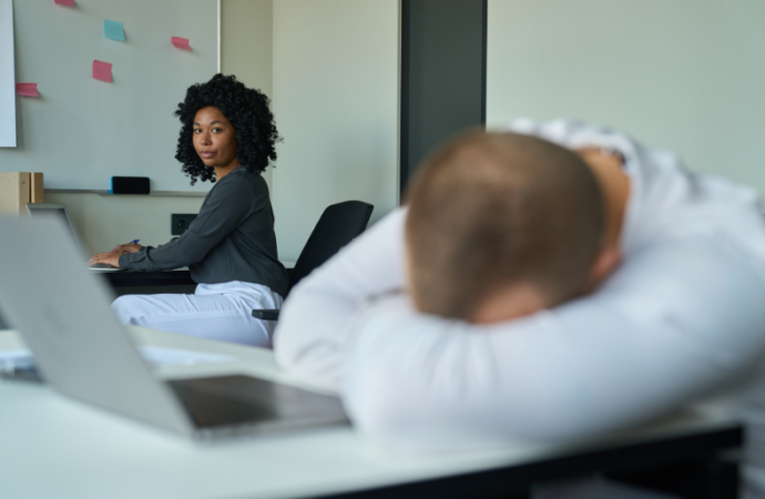 Cresce número de afastamentos por ansiedade e burnout no Brasil e acende alerta no ambiente corporativo
